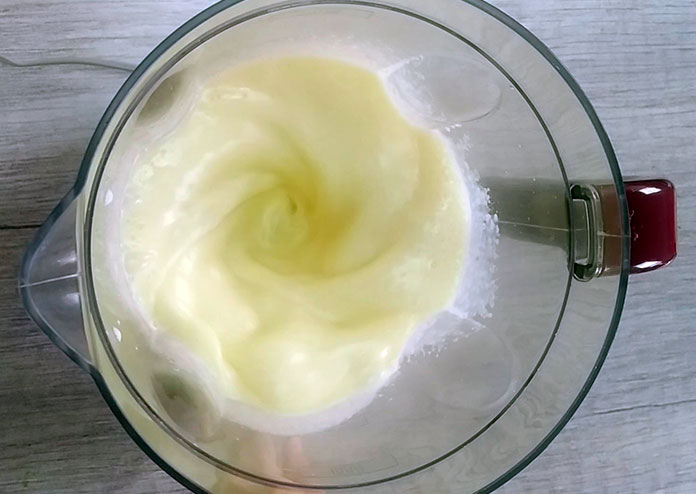 Bolo de limão de liquidificador: Bata todos os ingredientes (menos a farinha e o fermento)