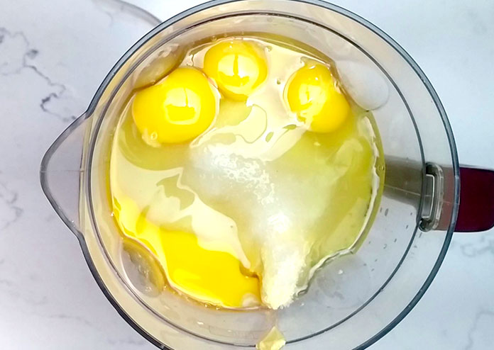 Bolo de mandioca - acrescente margarina, ovo e o açúcar