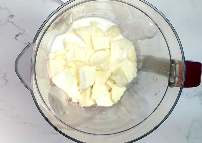 Bolo de mandioca - bata no liquidificador com leite