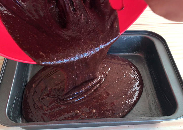 Brownie de chocolate simples: Coloque em uma forma untada