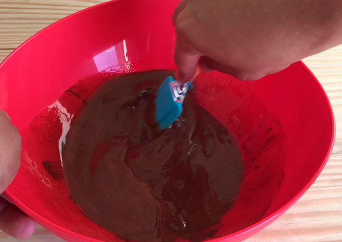 Brownie de chocolate simples: Você pode derreter a manteiga e o chocolate também no banho maria