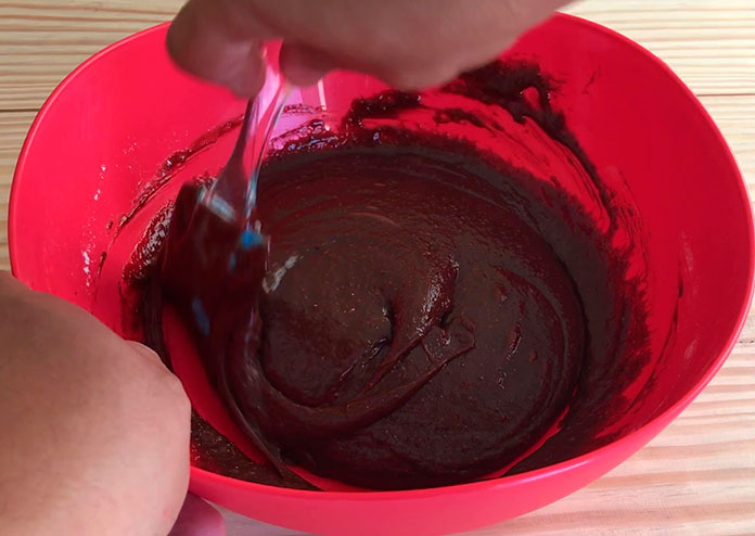 Brownie de chocolate simples: Misture os ingredientes com a farinha