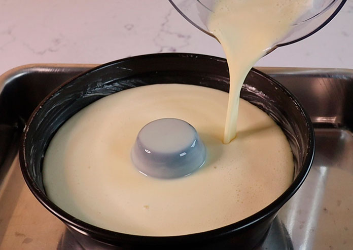 Pudim de Leite Ninho: Coloque a mistura em uma forma untanda com bastante manteiga