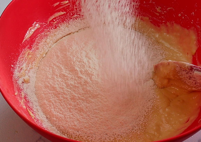 Torta de abacaxi caramelizada - A farinha deve ser peineirada e adicionada aos poucos